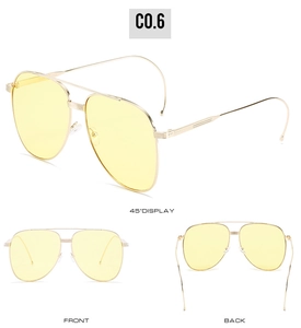 Mise en page trois vues de lunettes aviateur dorées oversize avec verres jaunes