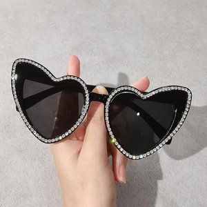 Lunettes de soleil cœur tendance avec verres noirs et monture en strass brillants