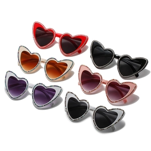 Lot de six lunettes de soleil en forme de cœur avec strass brillants en diverses couleurs