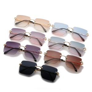 Collection de lunettes de soleil carrées sans monture avec branches dorées en sept tons