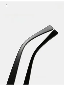 Détail des branches incurvées de lunettes œil de chat pour un confort optimal