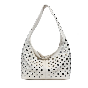 Sac hobo crème chic avec rivets ronds argentés et texture en similicuir souple
