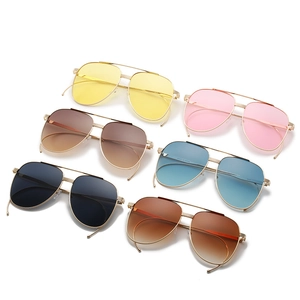 Lot de six lunettes de soleil aviateur avec verres colorés et montures dorées