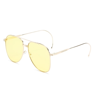 Lunettes aviateur avec monture dorée et verres jaunes présentées sous un angle de 45 degrés