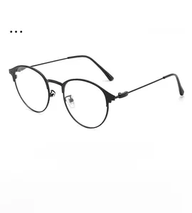 Détail d'une monture ronde vintage en métal noir avec verres HD transparents
