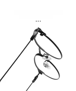 Détail de monture de lunettes en métal noir avec plaquettes de nez en silicone clair