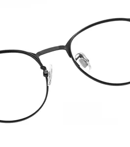 Détail macro des plaquettes de nez en silicone transparent sur monture de lunettes en métal noir