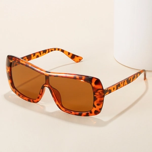 Fashion oversized tortoiseshell sunglasses with dark brown lenses and leopard print frame