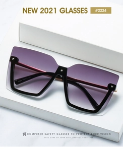 Detail der quadratischen Sonnenbrille mit lila Verlaufsgläsern und Nietendesign