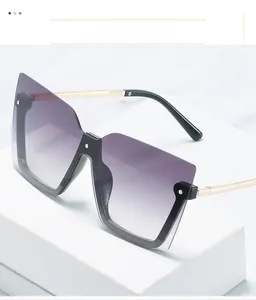 Detail der Schmetterlings Sonnenbrille mit lila Farbverlauf und Goldmetallbügeln