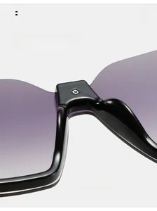 Nahaufnahme der bequemen integrierten Nasenpads dieser schwarzen Halbrahmen-Sonnenbrille