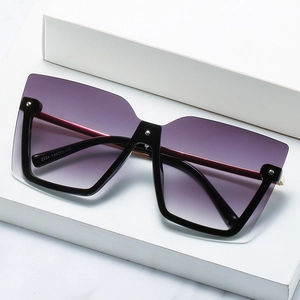 Quadratische Halbrand-Sonnenbrille mit lila Verlaufsgläsern und Silbernieten-Detail