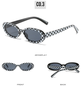Trois vues de lunettes de soleil ovales avec une monture à motif de damier noir et blanc