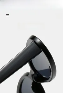Détail de la monture de lunettes noire légère et élastique avec charnière flexible
