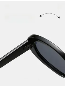 Détail de la charnière métallique durable des lunettes de soleil ovales noires en gros plan