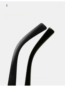 Détail des branches de lunettes de soleil noir mat courbées pour un confort optimal