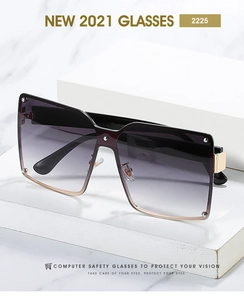 Détail de lunettes de soleil carrées oversize avec verres dégradés sur support