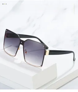 Détails de lunettes de soleil carrées oversize avec verres dégradés violets et accents dorés