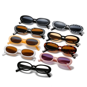 Collection de lunettes de soleil ovales tendance aux motifs rétro et couleurs vives