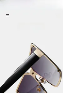Détail macro des charnières élastiques sur lunettes de soleil carrées noir et doré