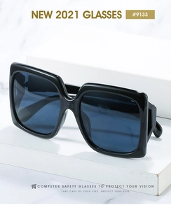 Vue détaillée de lunettes carrées noires avec filtre anti-lumière bleue sur socle