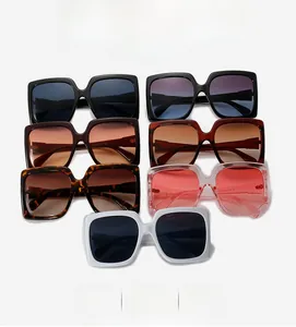 Présentation verticale de lunettes de soleil carrées oversize en plusieurs couleurs