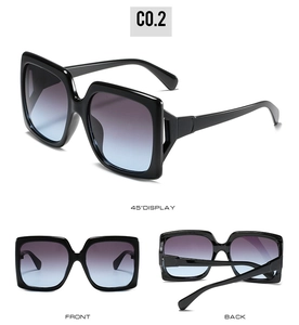 Lunettes de soleil carrées avec monture noire et verres à dégradé violet et bleu clair