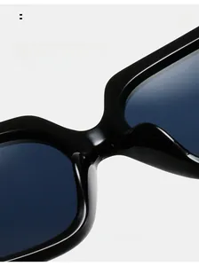 Gros plan sur les plaquettes de nez intégrées de lunettes de soleil carrées noires