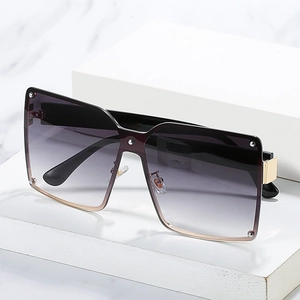 Lunettes de soleil carrées oversize pour femmes avec verres dégradés et rivets
