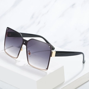 Lunettes de soleil carrées oversize avec verres dégradés violets et rivets en métal
