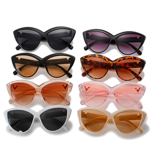 Cat eye oversized sunglasses with V-shaped metal hardware and gradient lenses in eight colors