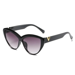 Retro oversized cat eye sunglasses with black frame and purple gradient lenses with V logo