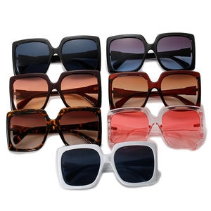 Lunettes de soleil carrées oversize chic en plusieurs couleurs dont noir et écaille