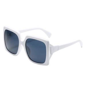 Lunettes de soleil carrées blanches surdimensionnées à la mode avec des verres gris-bleu