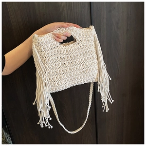 Nahaufnahme einer gewebten Boho-Handtasche mit langen Fransen und Baumwollstruktur