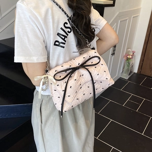 Bolso acolchado rosa con lazo negro y correa de cadena para un estilo casual diario