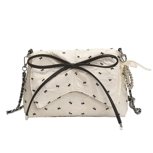 Bolso de hombro fruncido blanco con lazo negro y correa de cadena de plata