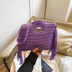 Handgefertigte lila geflochtene Handtasche mit Fransen und geflochtenem Griff im Stil