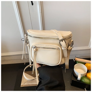 Sac bandoulière carré crème minimaliste avec fermetures éclair et boucles argentées