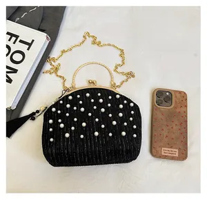 Comparaison de taille d'un sac de soirée noir à perles avec bandoulière chaîne