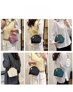 Détail du sac en perles en quatre couleurs avec pompons et accessoires dorés