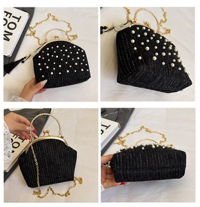 Détail du sac de soirée plissé noir orné de perles avec une poignée ronde dorée