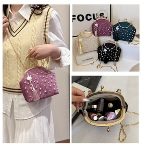 Détail de l'intérieur du sac en velours perlé avec cosmétiques et chaîne dorée
