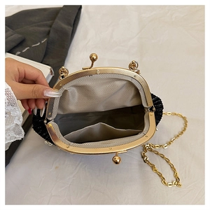 Vue détaillée du sac de soirée en perles noires avec doublure et poche intérieure