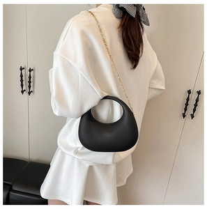 Sac à main chic demi-lune en acrylique noir avec poignée ronde et chaîne en métal doré