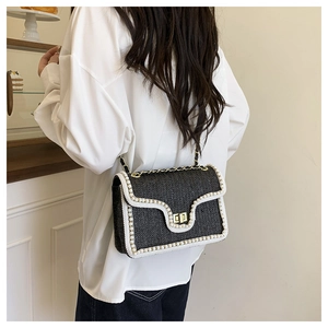 Détails du sac tissé avec bordure en perles et fermoir métallique doré élégant