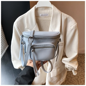 Détail du sac à bandoulière en cuir PU bleu clair avec fermetures éclair argentées