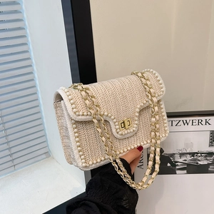 Sac à rabat en paille tressée beige avec bordure perlée et chaîne dorée