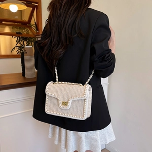 Sac bandoulière tissé beige élégant avec bordure en perles et bandoulière chaîne