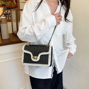 Sac bandoulière tissé noir à bordure perlée et chaîne dorée pour femme chic et tendance